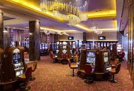 Pengguna mengakses aplikasi hiburan sports dan casino di perangkat mobile dengan mudah